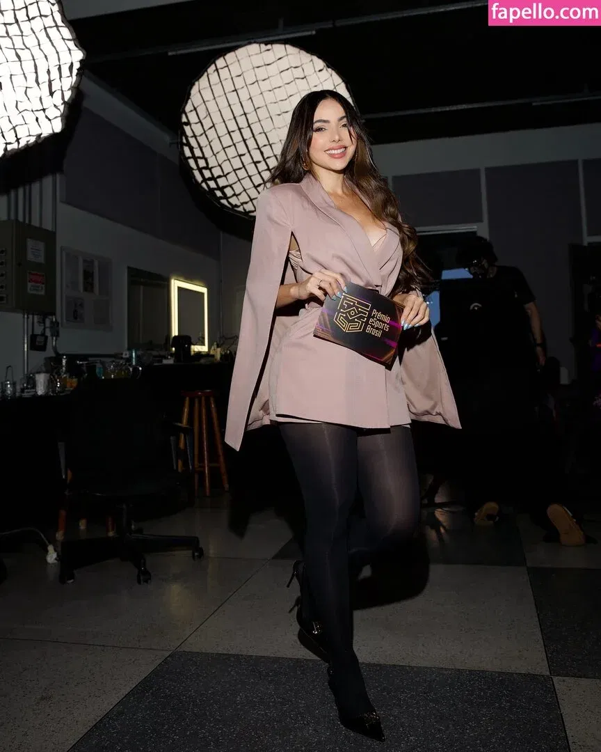 Nyvi Estephan Onlyfans Photo Gallery 