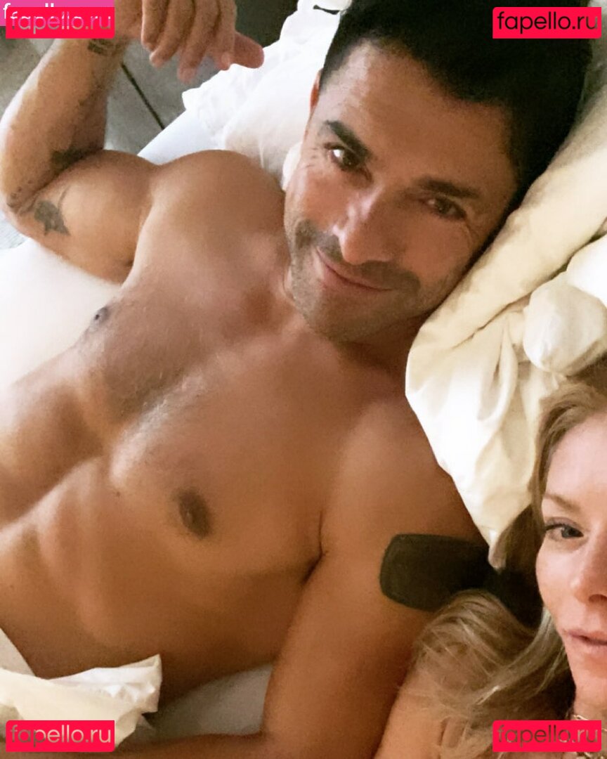 Kelly Ripa Nude Onlyfans Photo 32
