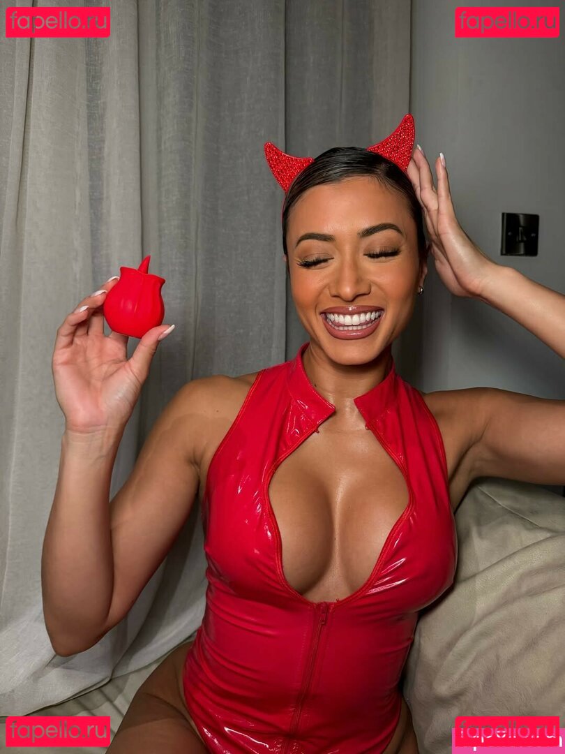 Kaz Crossley Nude Onlyfans Photo 3
