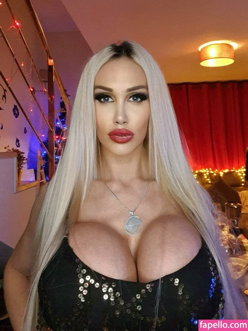 Kristhin Gomez Onlyfans Photo Gallery 