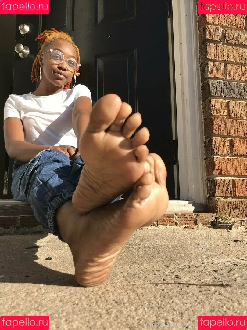 littleebonyfeet Onlyfans Photo Gallery 