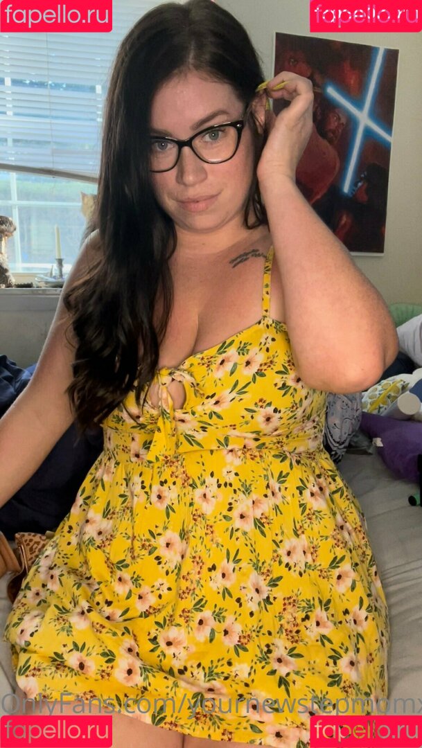 yournewstepmomxfree Onlyfans Photo Gallery 