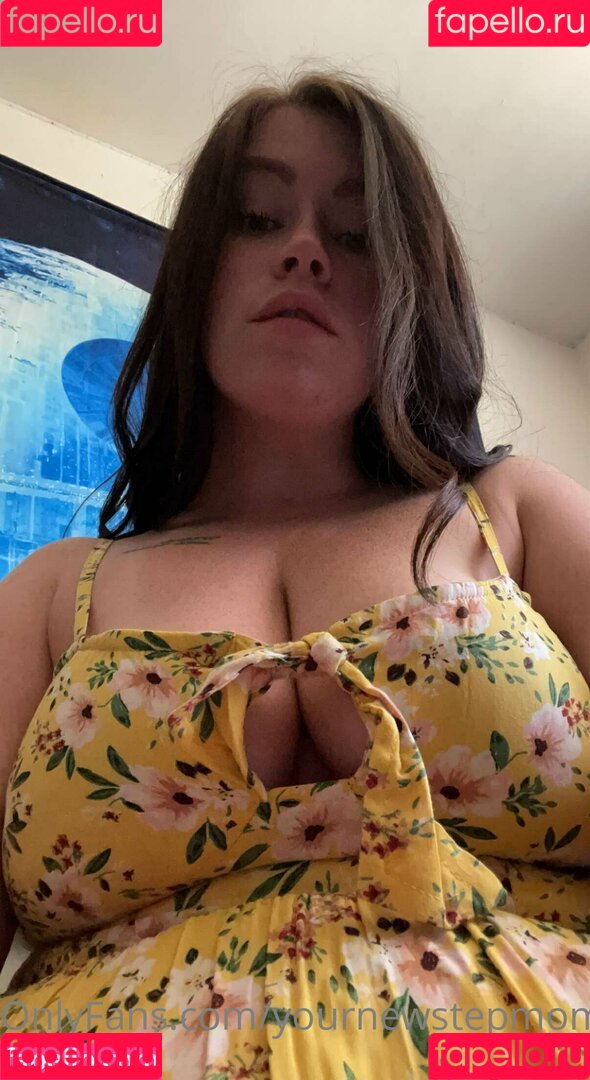yournewstepmomxfree Onlyfans Photo Gallery 