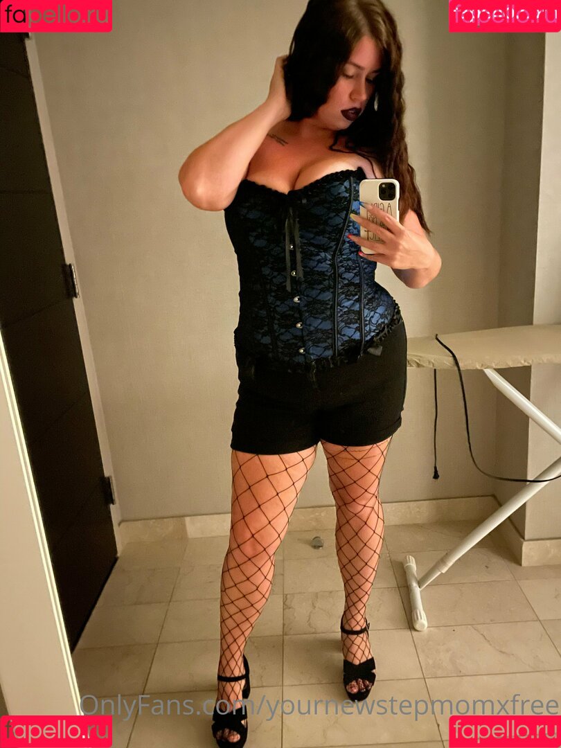 yournewstepmomxfree Onlyfans Photo Gallery 