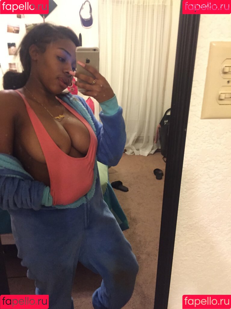 Ogleahswanky Onlyfans Photo Gallery 