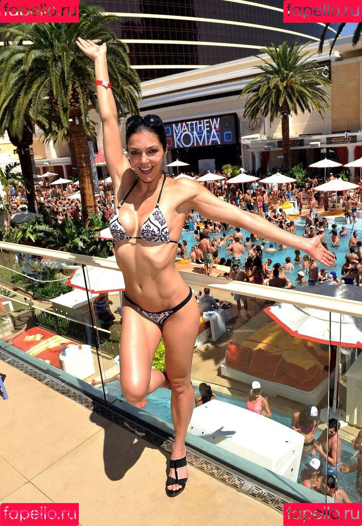 Adrianne Curry Onlyfans Photo Gallery 