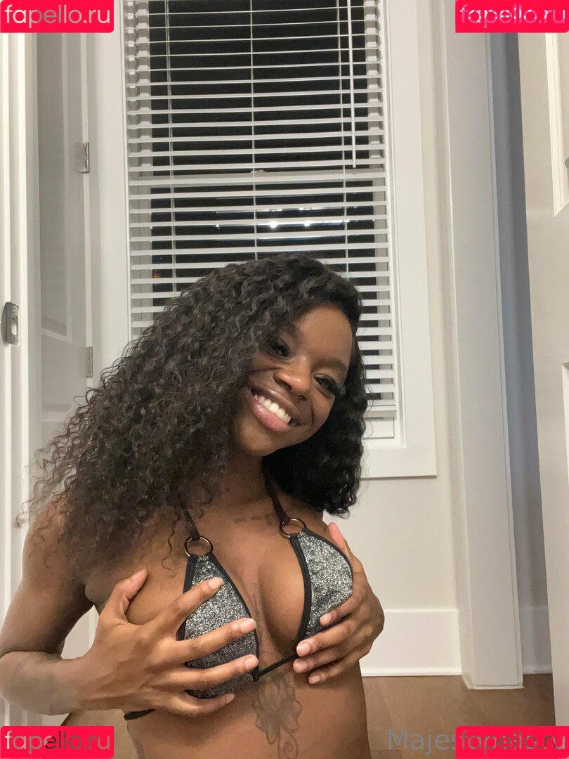 urmajesty1728 Onlyfans Photo Gallery 