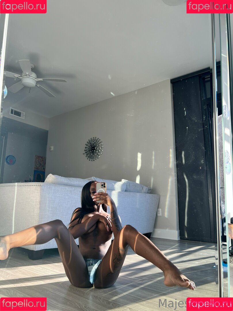 urmajesty1728 Onlyfans Photo Gallery 