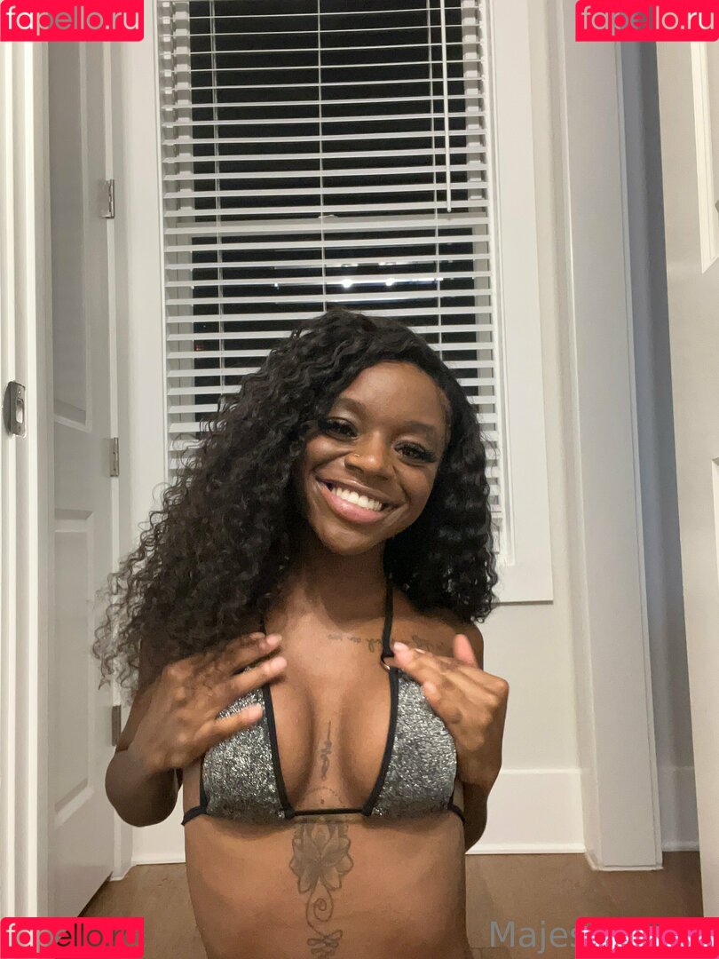 urmajesty1728 Onlyfans Photo Gallery 