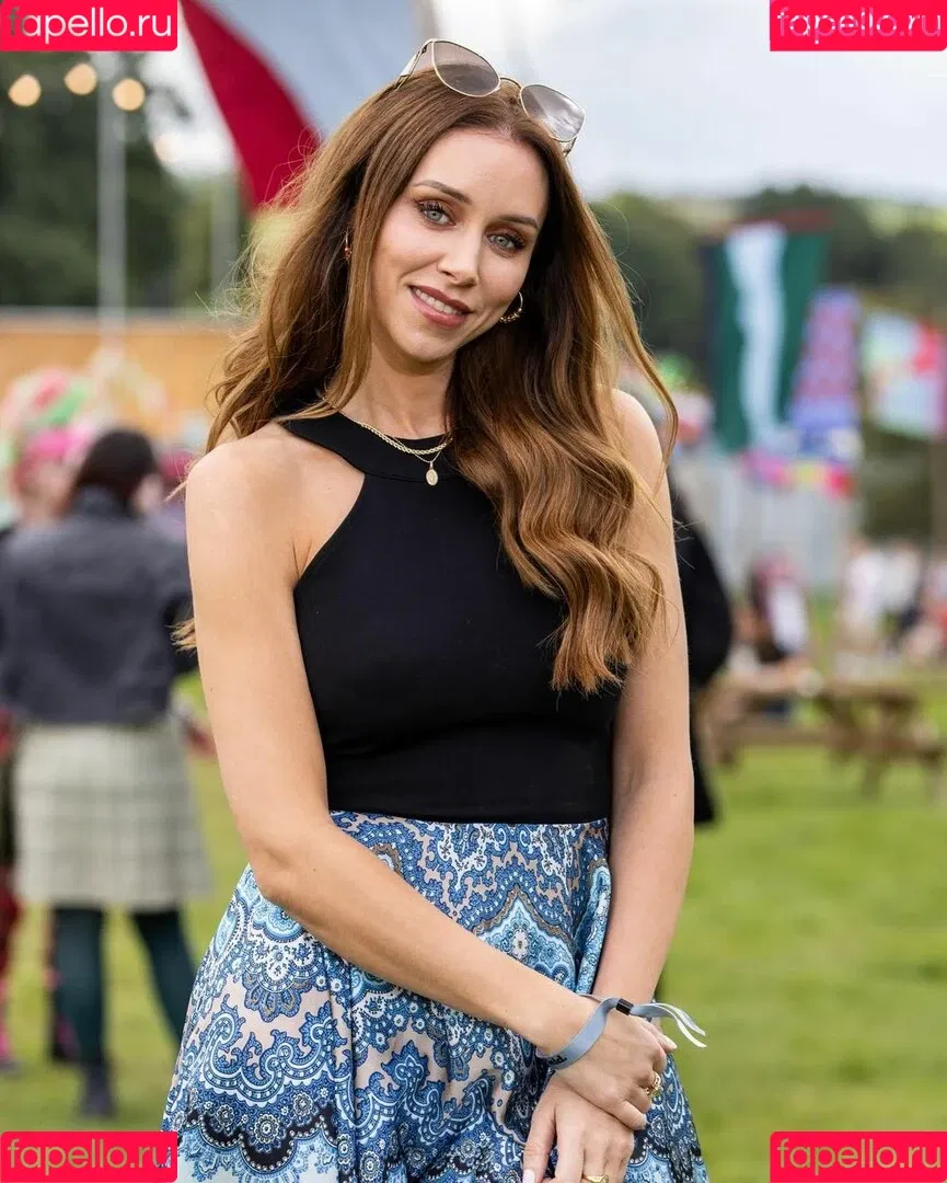 Una Healy Onlyfans Photo Gallery 