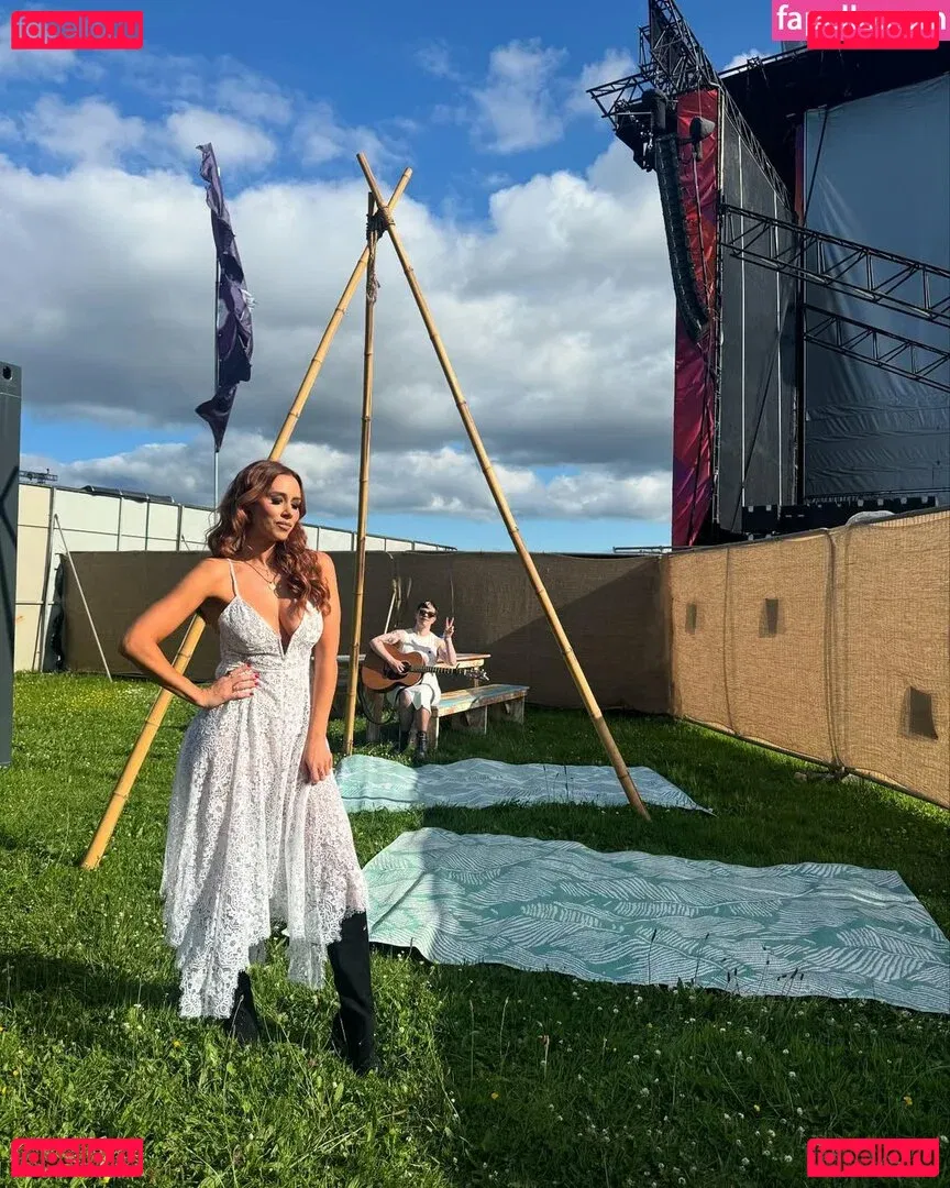 Una Healy Onlyfans Photo Gallery 