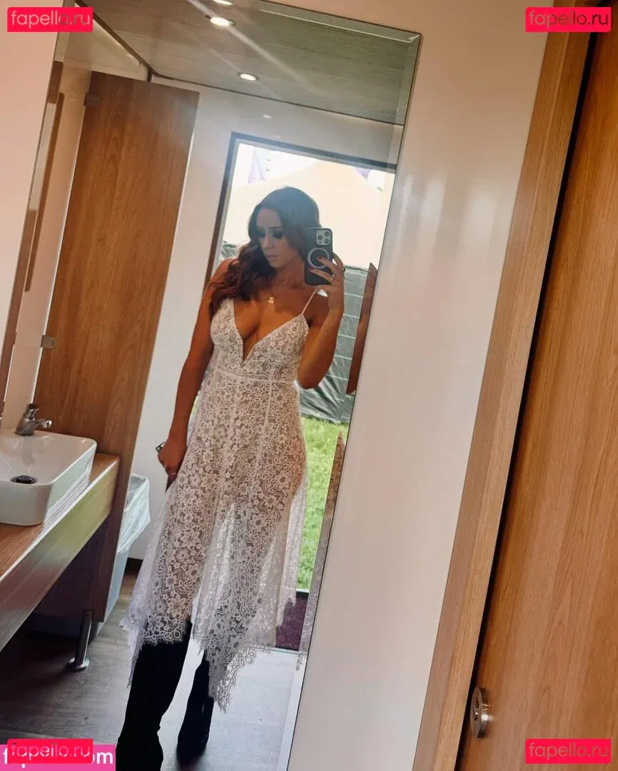 Una Healy Onlyfans Photo Gallery 