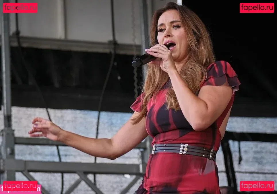 Una Healy Onlyfans Photo Gallery 