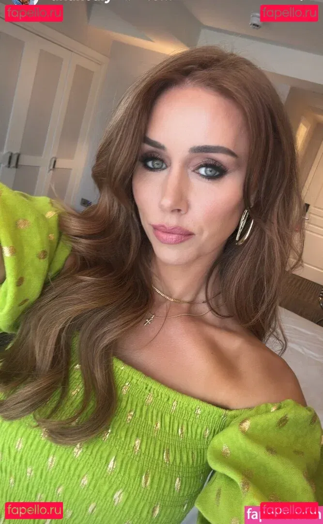 Una Healy Onlyfans Photo Gallery 