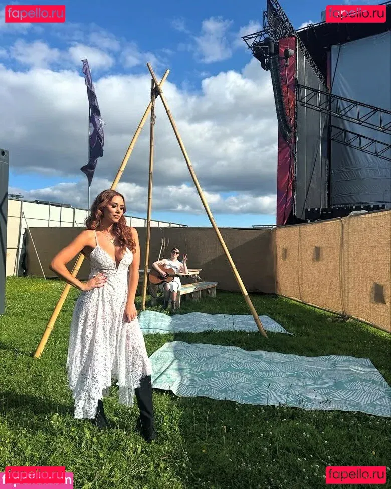 Una Healy Onlyfans Photo Gallery 