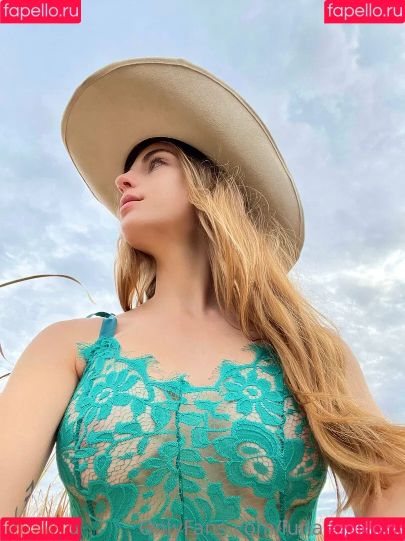 Luna Benna Onlyfans Photo Gallery 