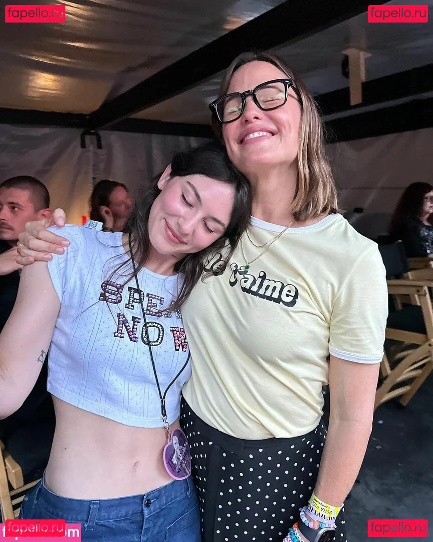 Gracie Abrams Onlyfans Photo Gallery 