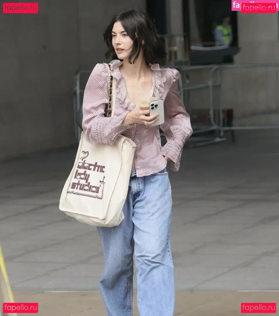 Gracie Abrams Onlyfans Photo Gallery 