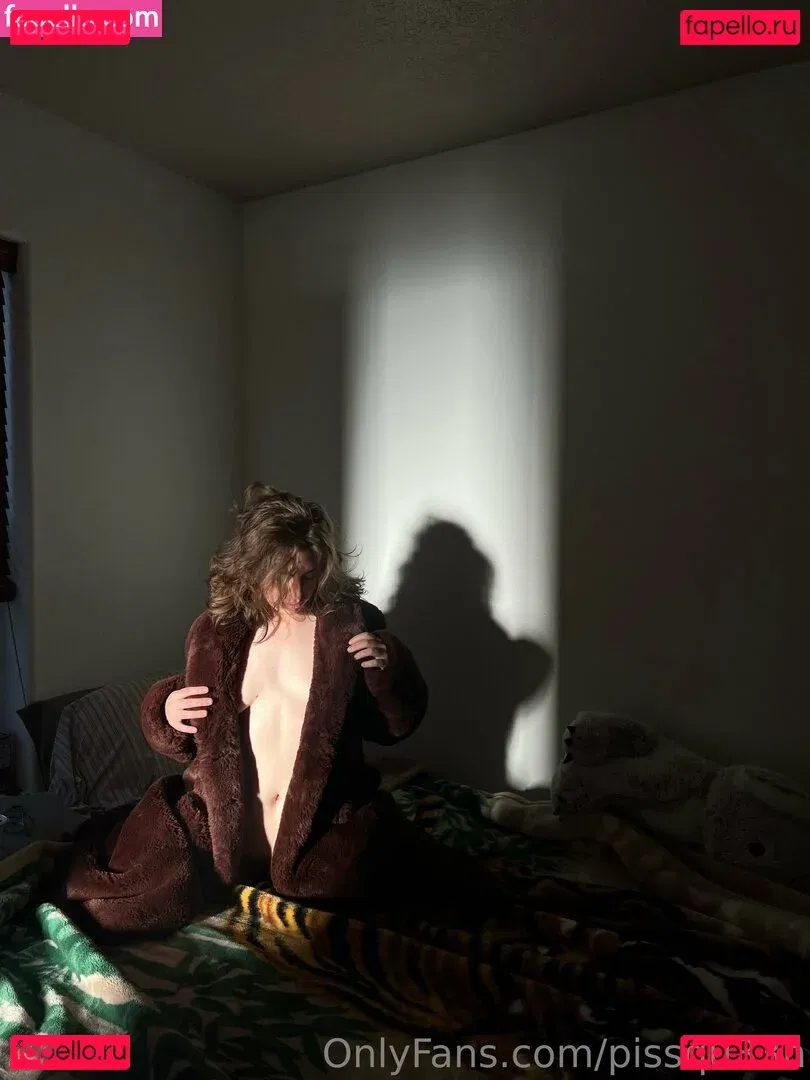 pissqu33n Onlyfans Photo Gallery 