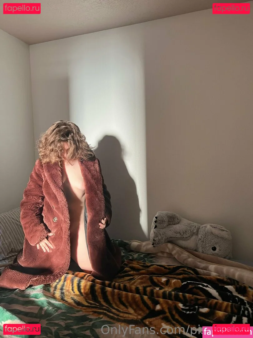 pissqu33n Onlyfans Photo Gallery 