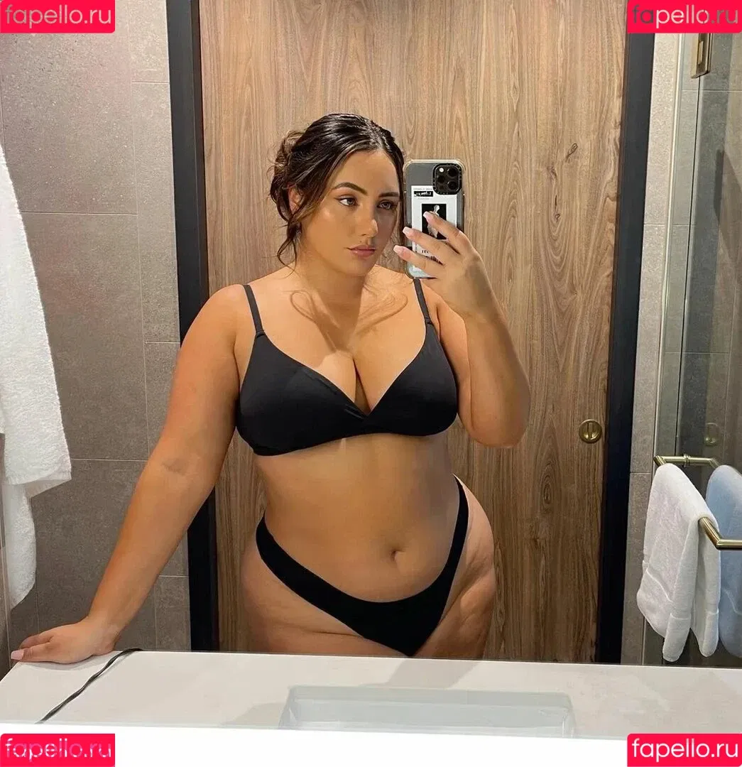 Yasmine MInovski Onlyfans Photo Gallery 