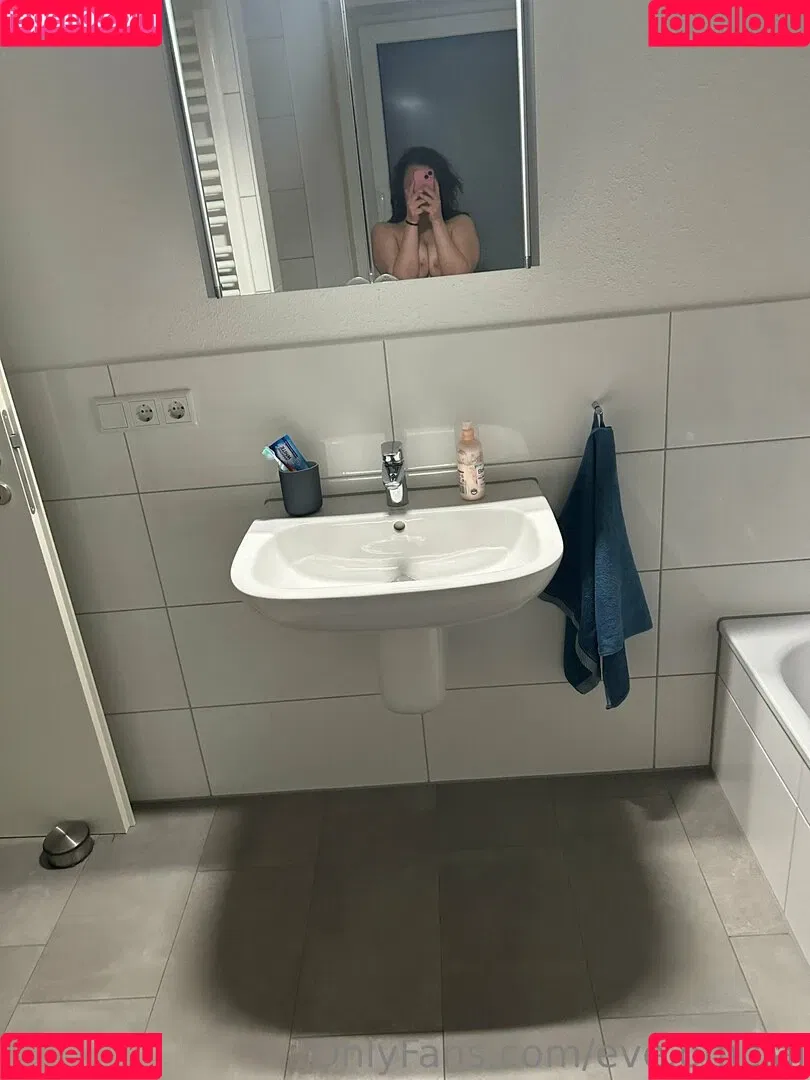 eve.official Onlyfans Photo Gallery 