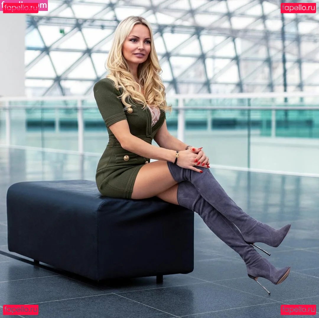 eve.official Onlyfans Photo Gallery 