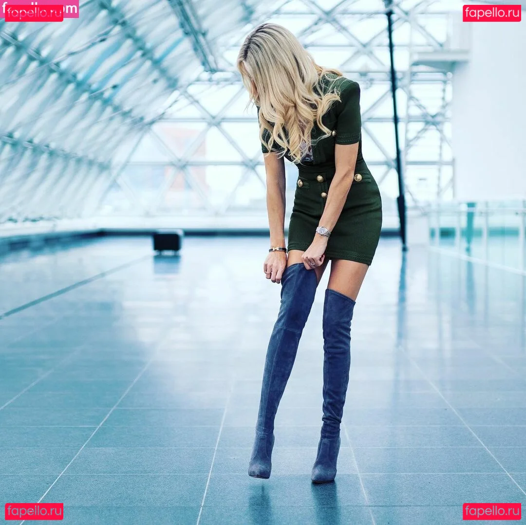 eve.official Onlyfans Photo Gallery 