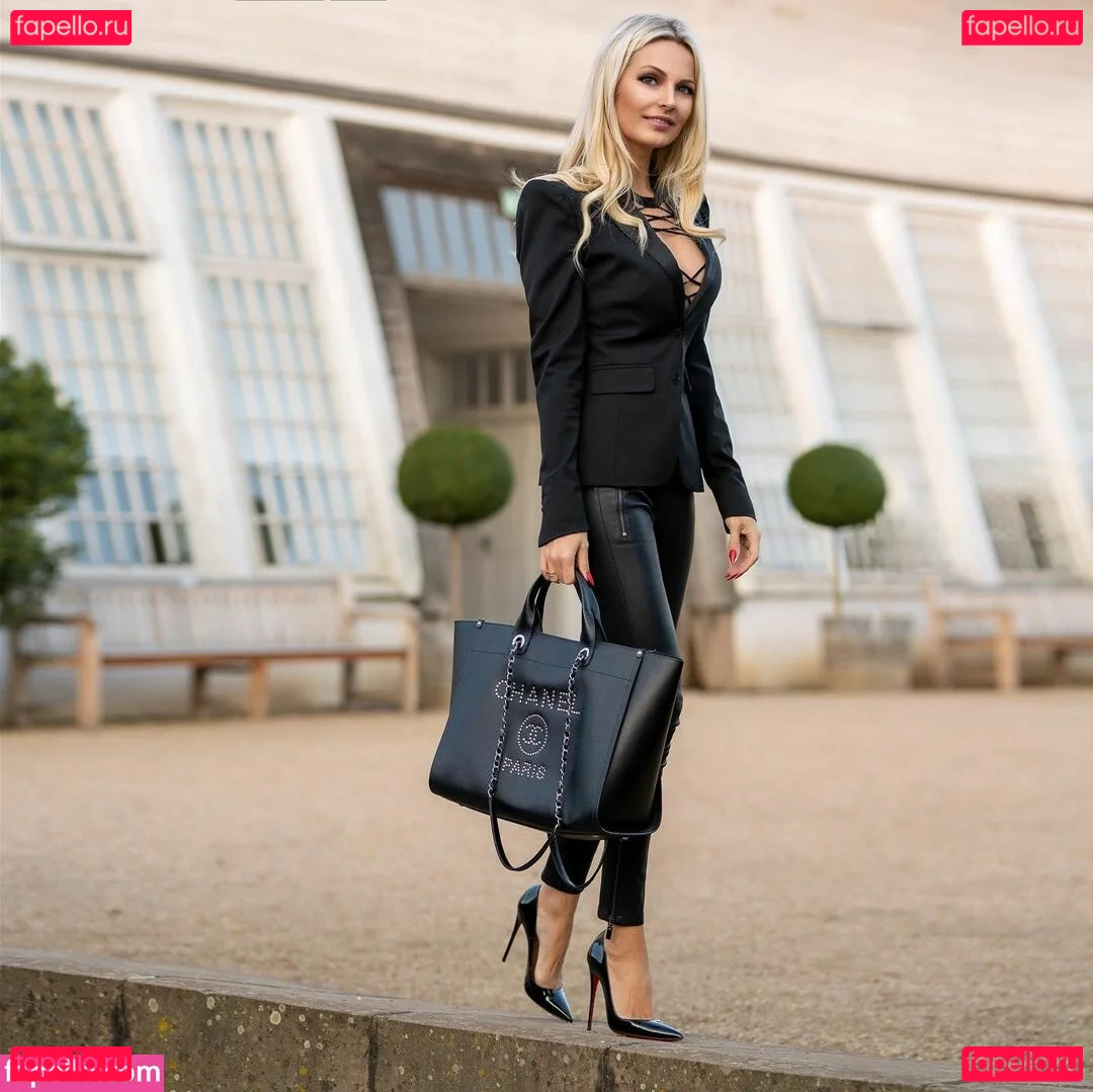 eve.official Onlyfans Photo Gallery 