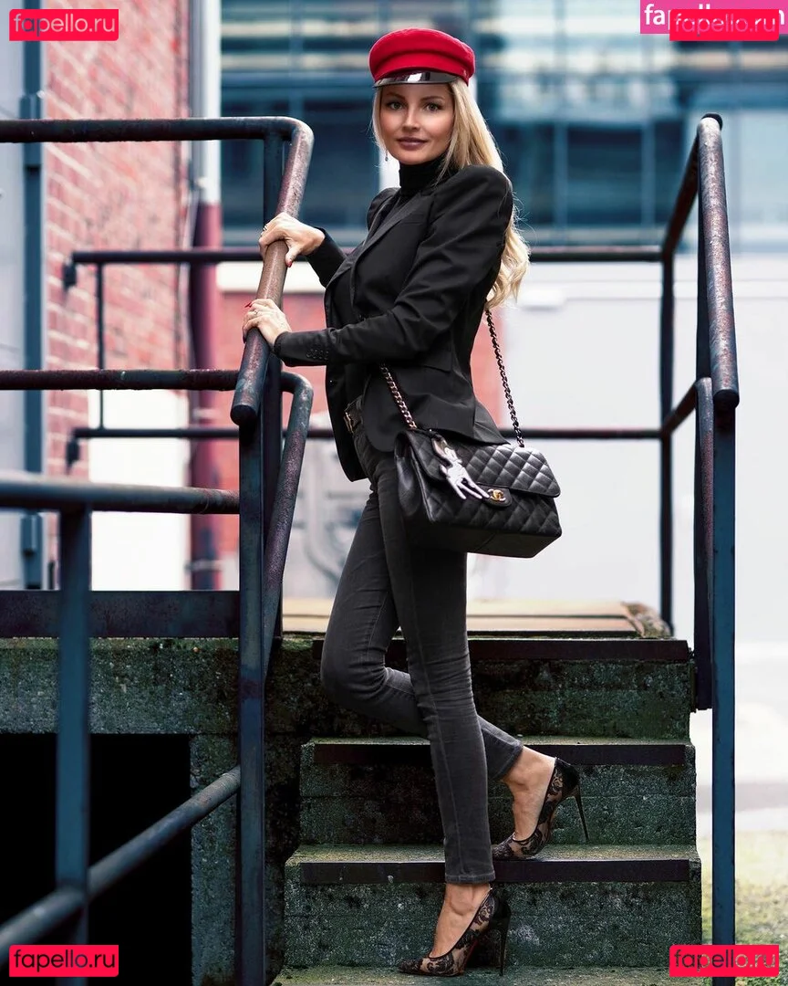 eve.official Onlyfans Photo Gallery 