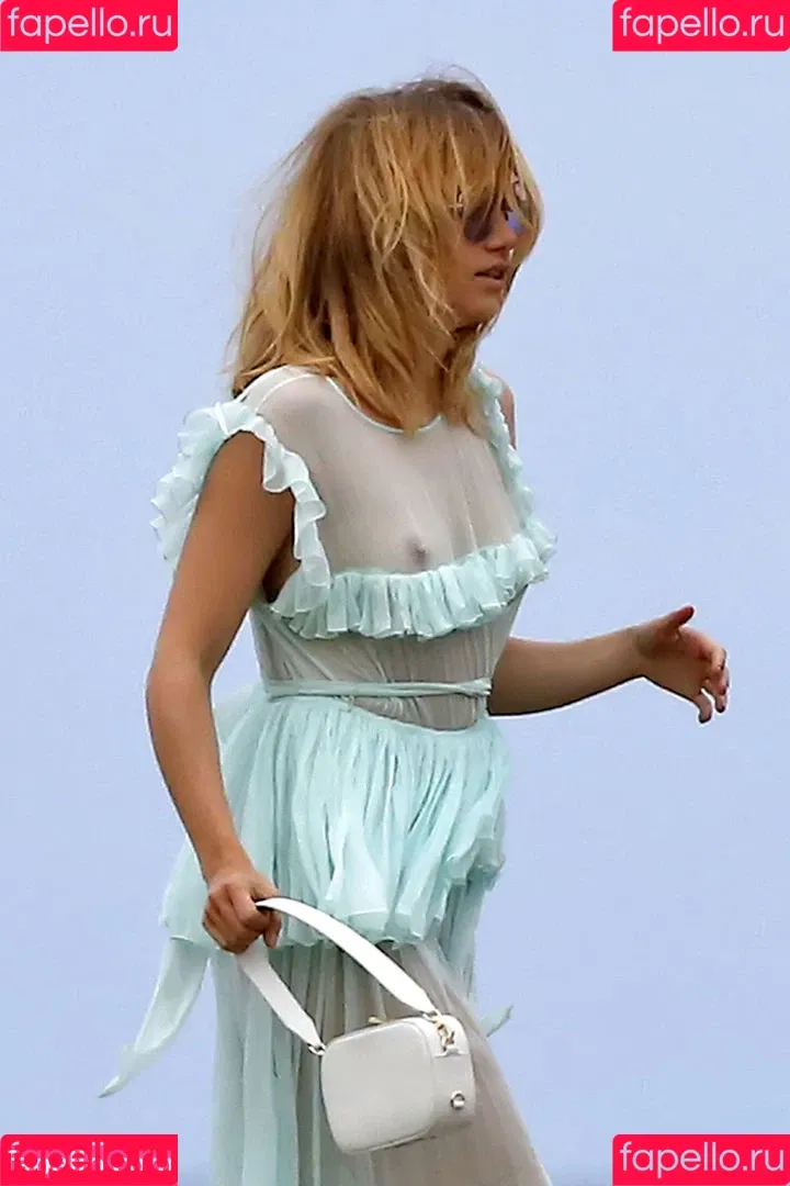 Suki Waterhouse Onlyfans Photo Gallery 