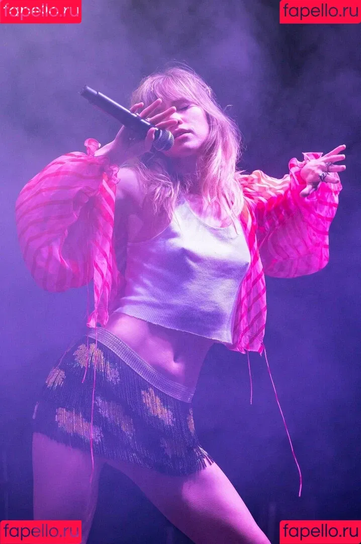 Suki Waterhouse Onlyfans Photo Gallery 