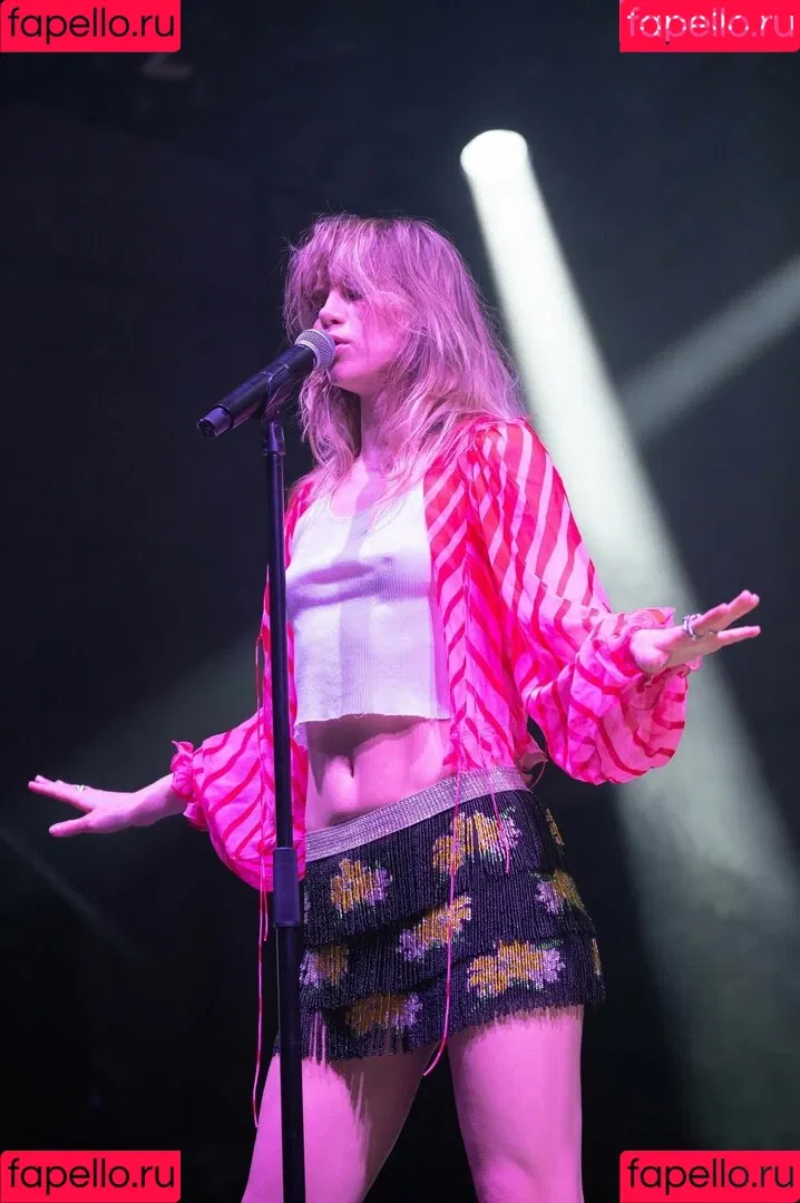 Suki Waterhouse Onlyfans Photo Gallery 