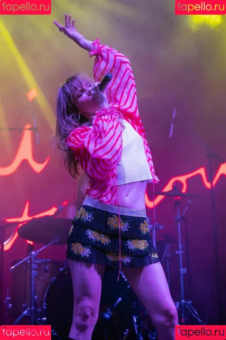 Suki Waterhouse Onlyfans Photo Gallery 