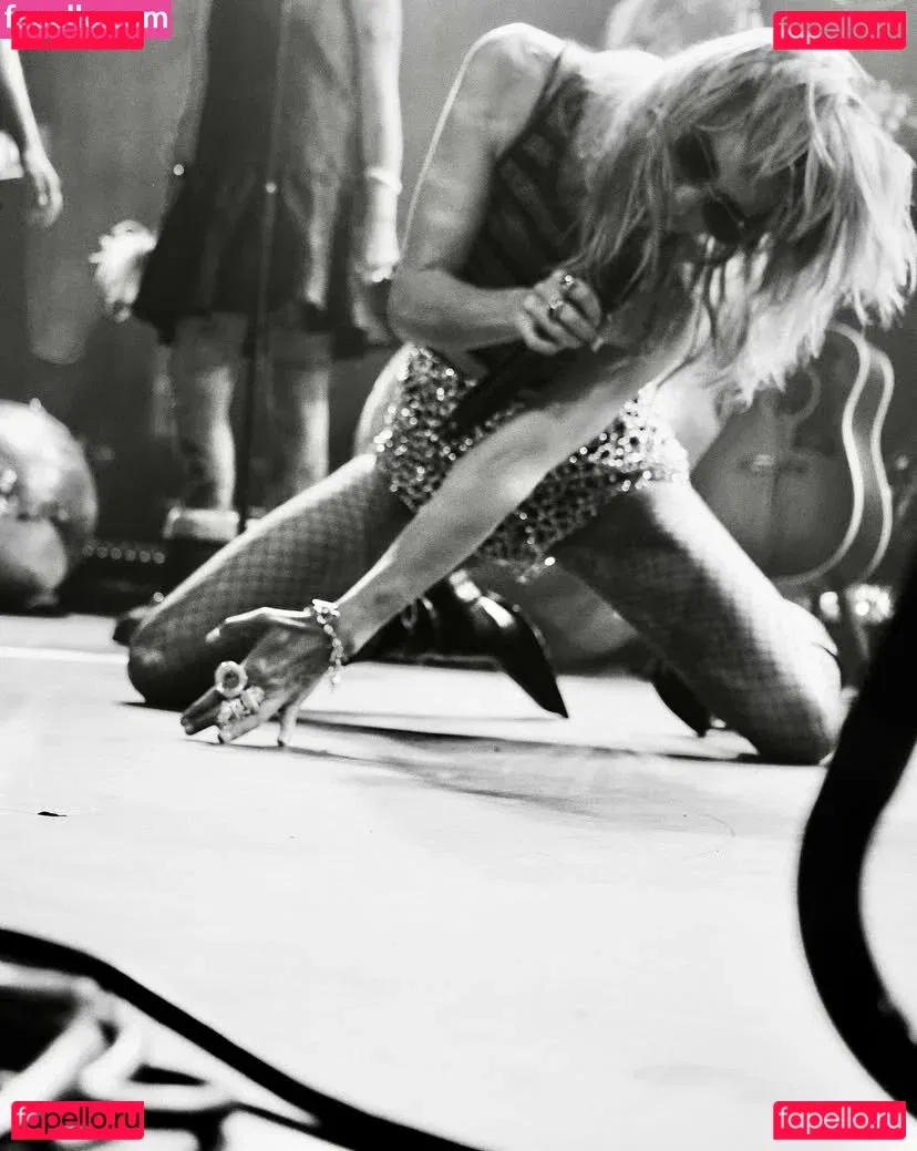 Suki Waterhouse Onlyfans Photo Gallery 