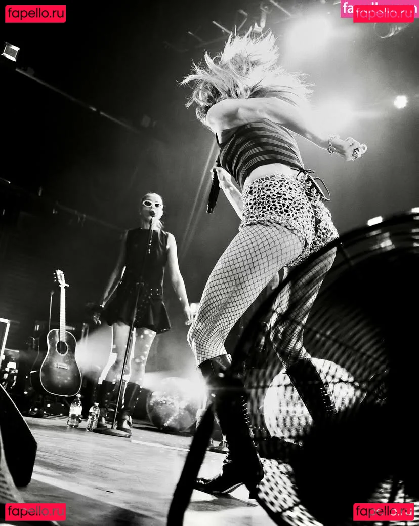 Suki Waterhouse Onlyfans Photo Gallery 