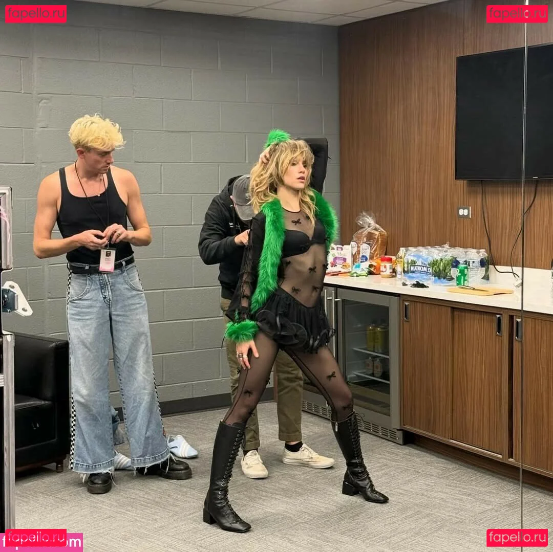 Suki Waterhouse Onlyfans Photo Gallery 