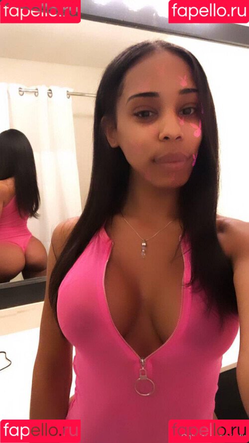 Larissa Castr0 Onlyfans Photo Gallery 