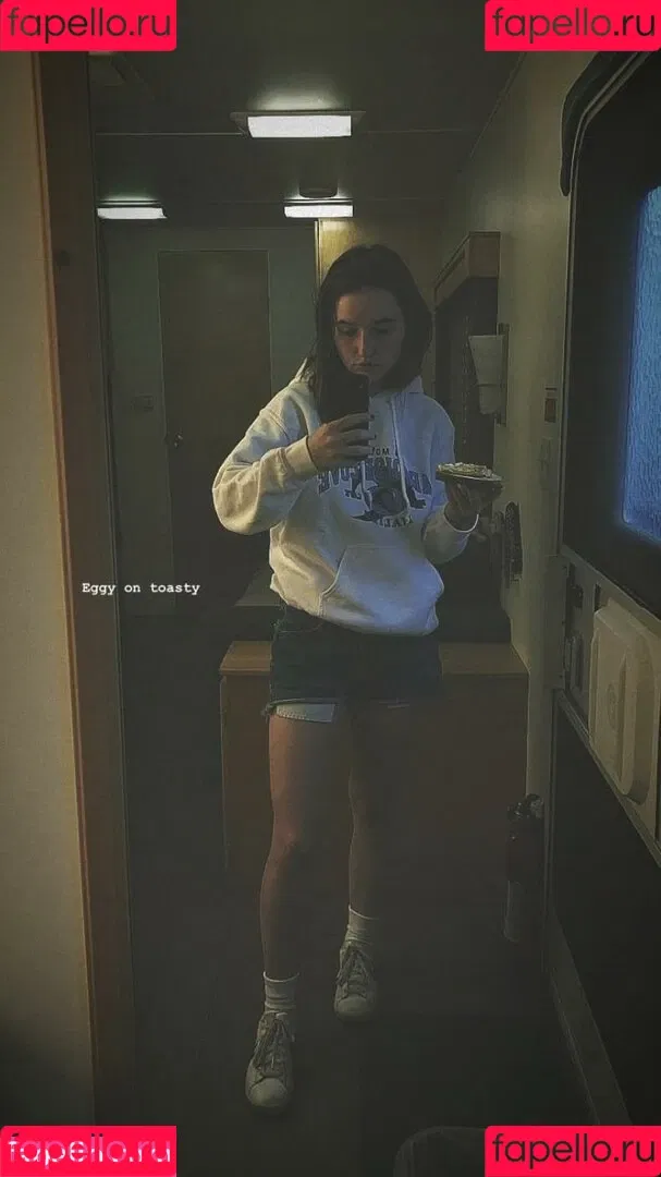 Kaitlyn Dever Onlyfans Photo Gallery 