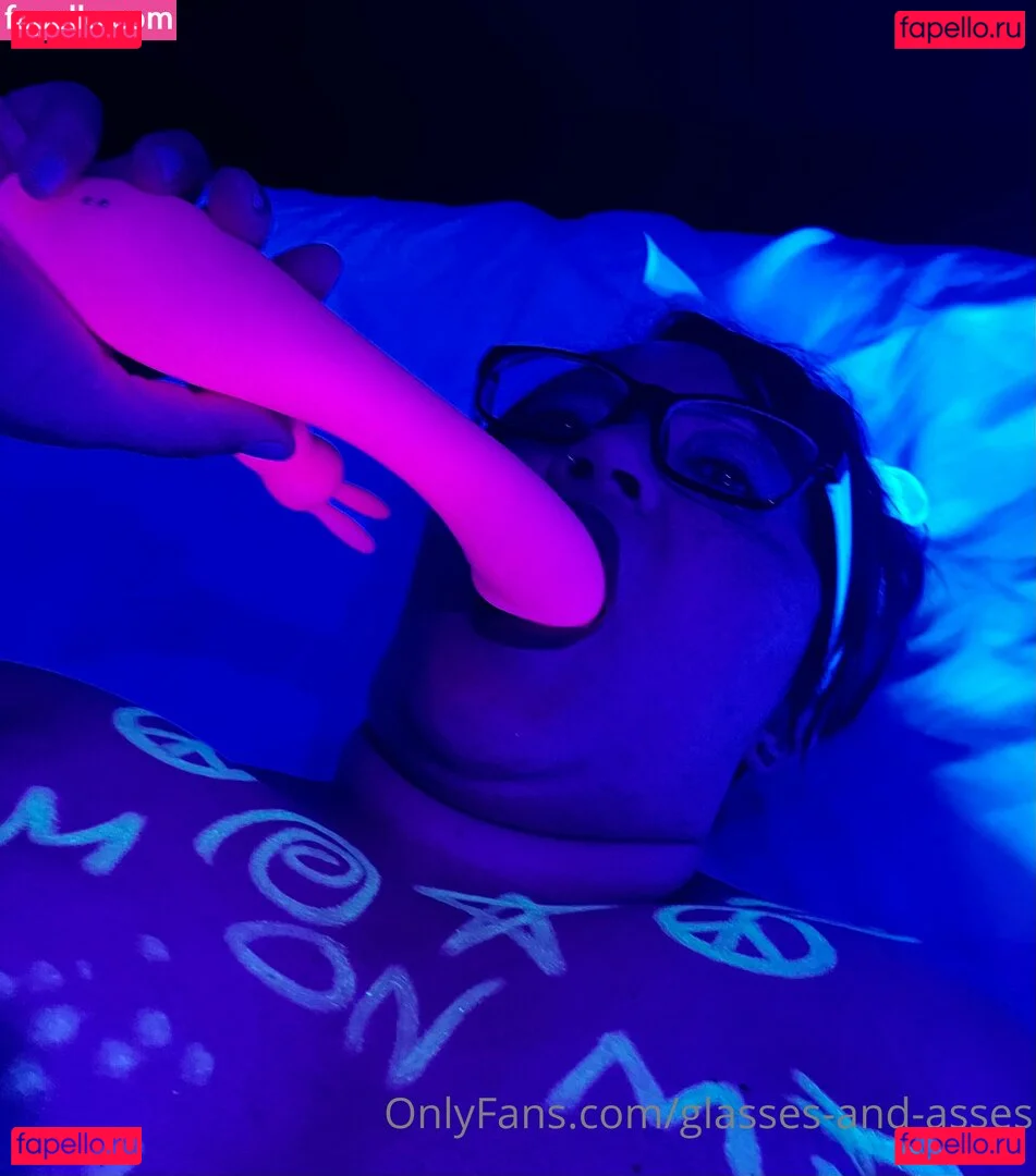 glasses-and-asses Onlyfans Photo Gallery 