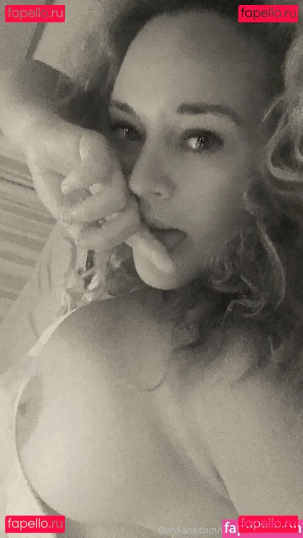 dutchcurvesinheels Onlyfans Photo Gallery 