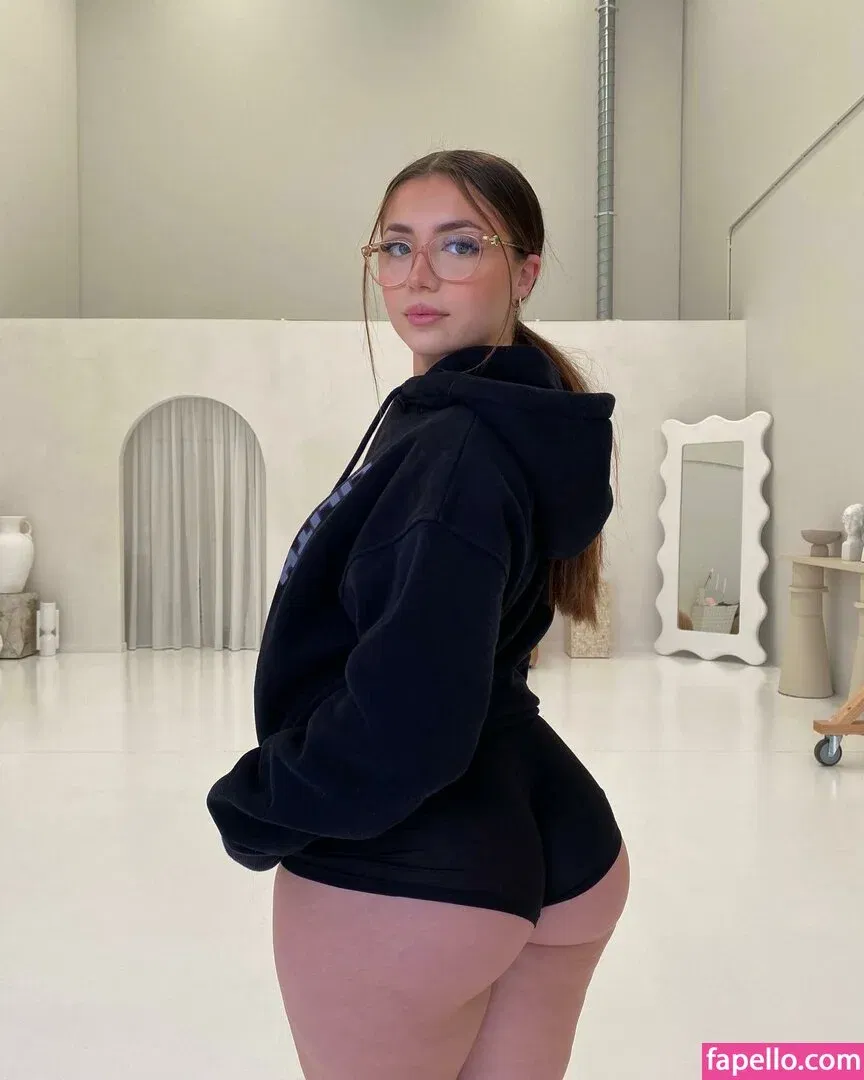 Lilith Cavaliere Onlyfans Photo Gallery 