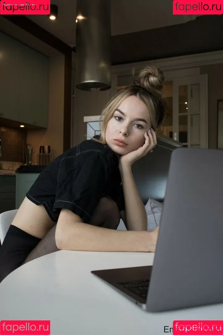 Emily Poker Onlyfans Photo Gallery 