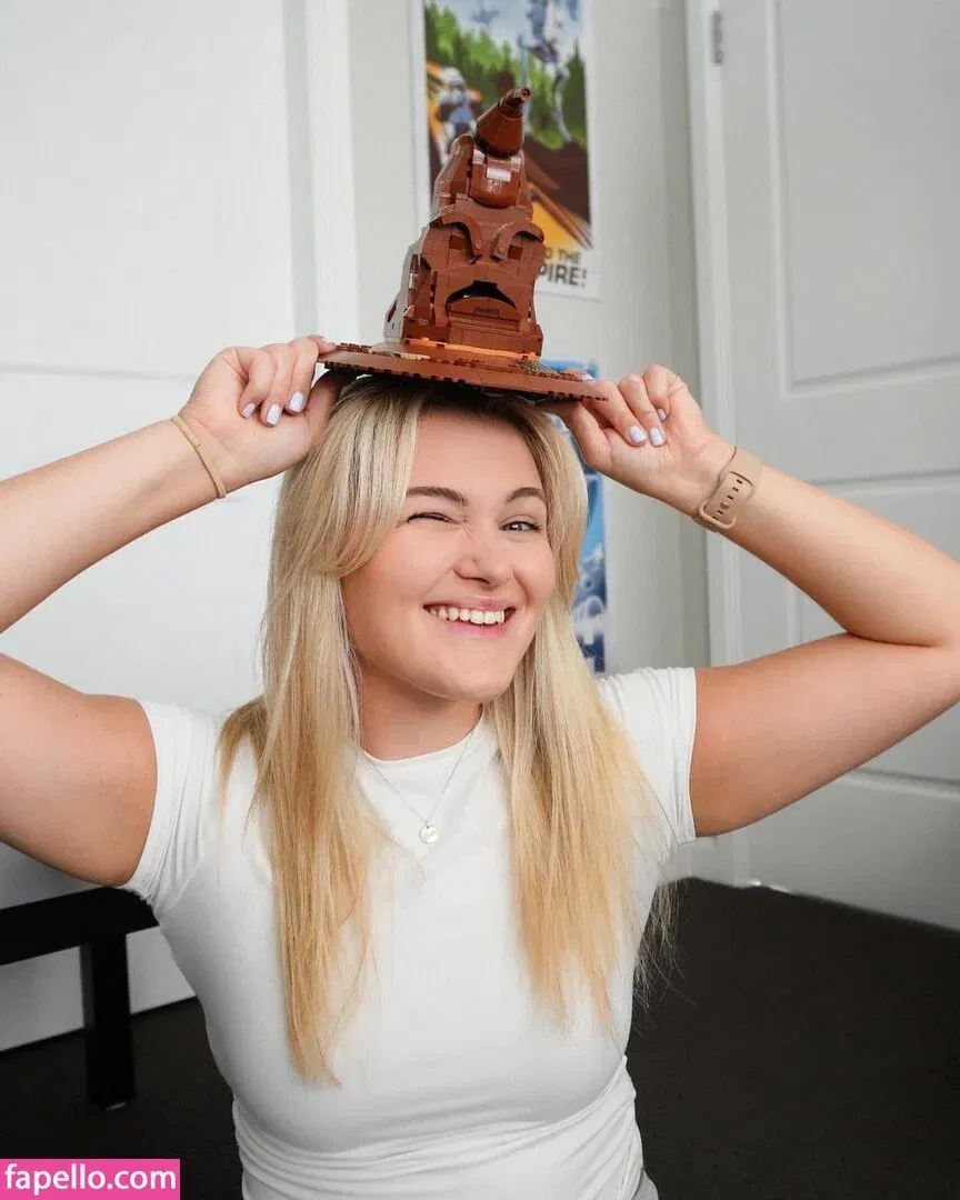 HollyRandall Onlyfans Photo Gallery 