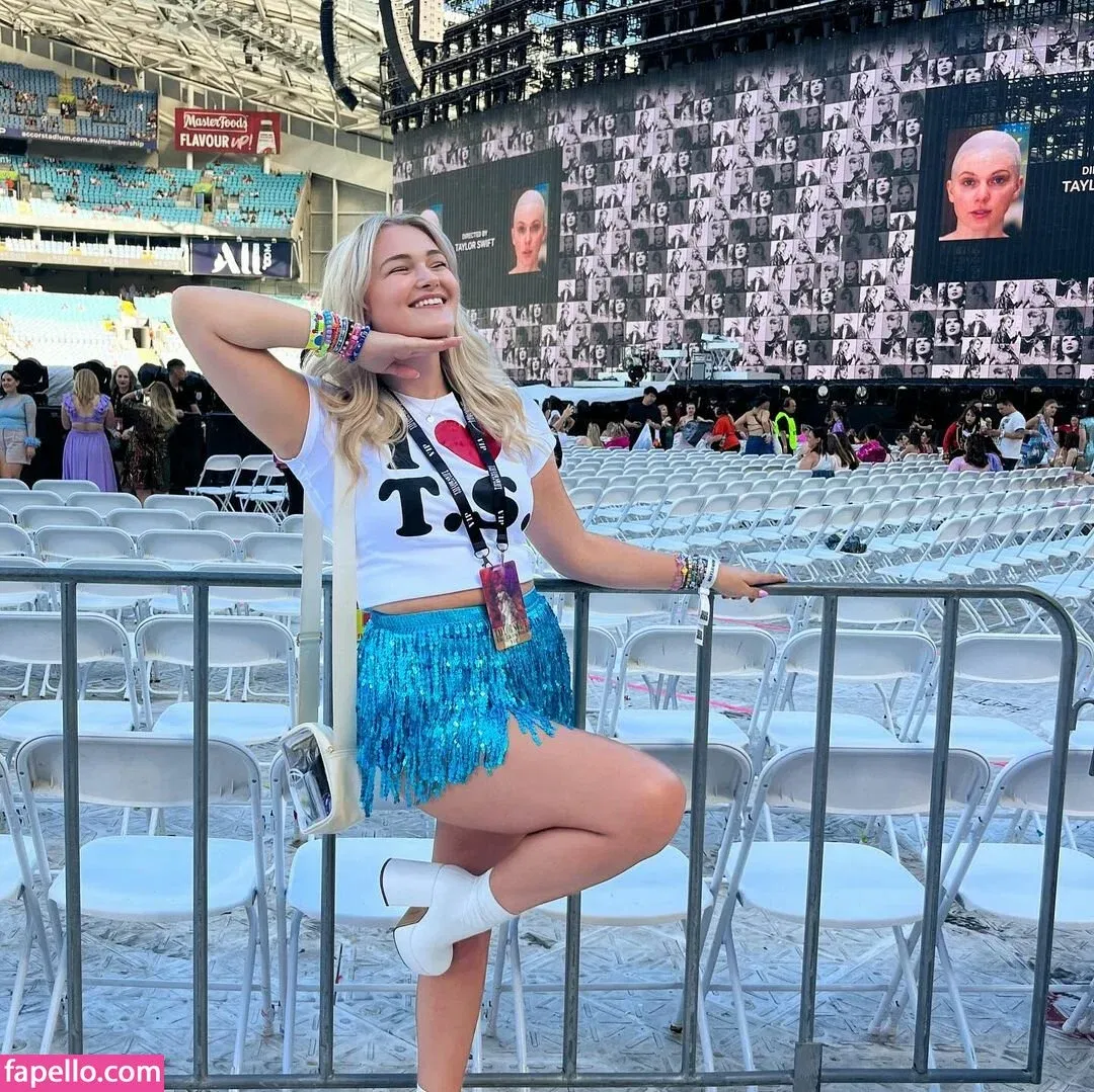 HollyRandall Onlyfans Photo Gallery 