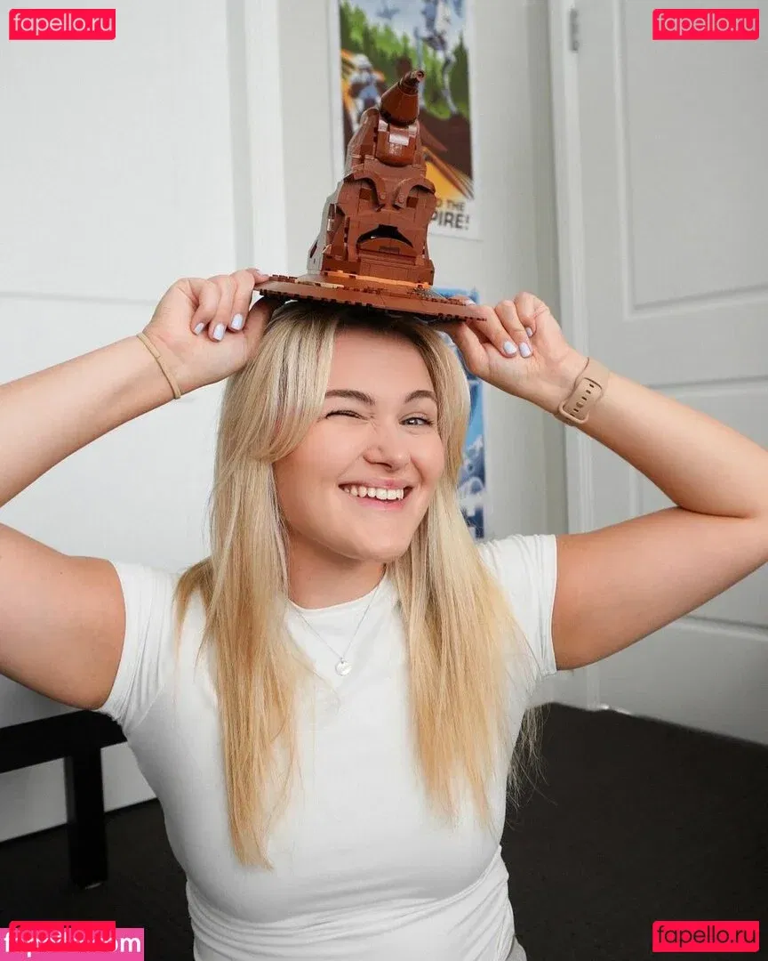 HollyRandall Onlyfans Photo Gallery 