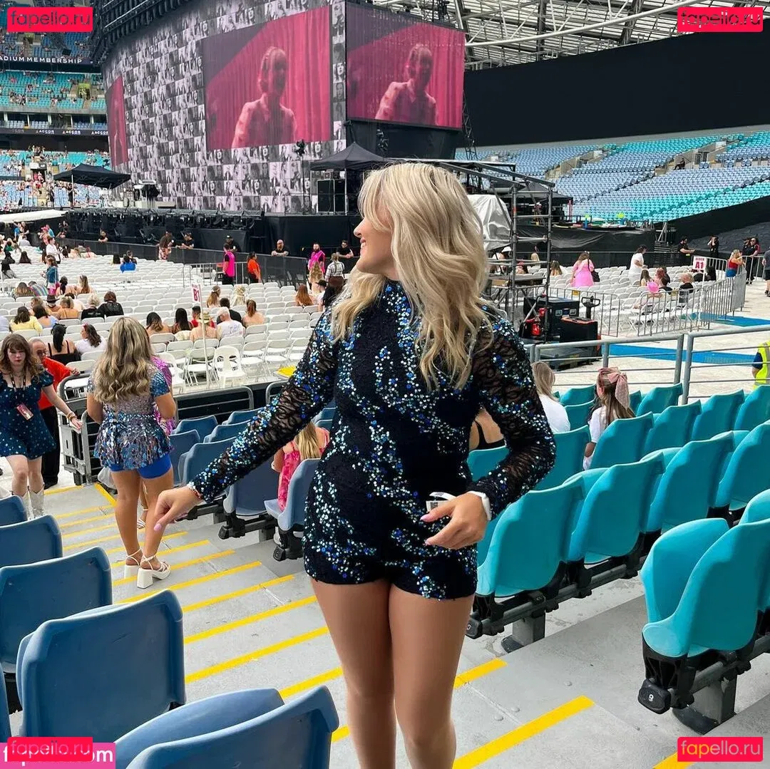 HollyRandall Onlyfans Photo Gallery 