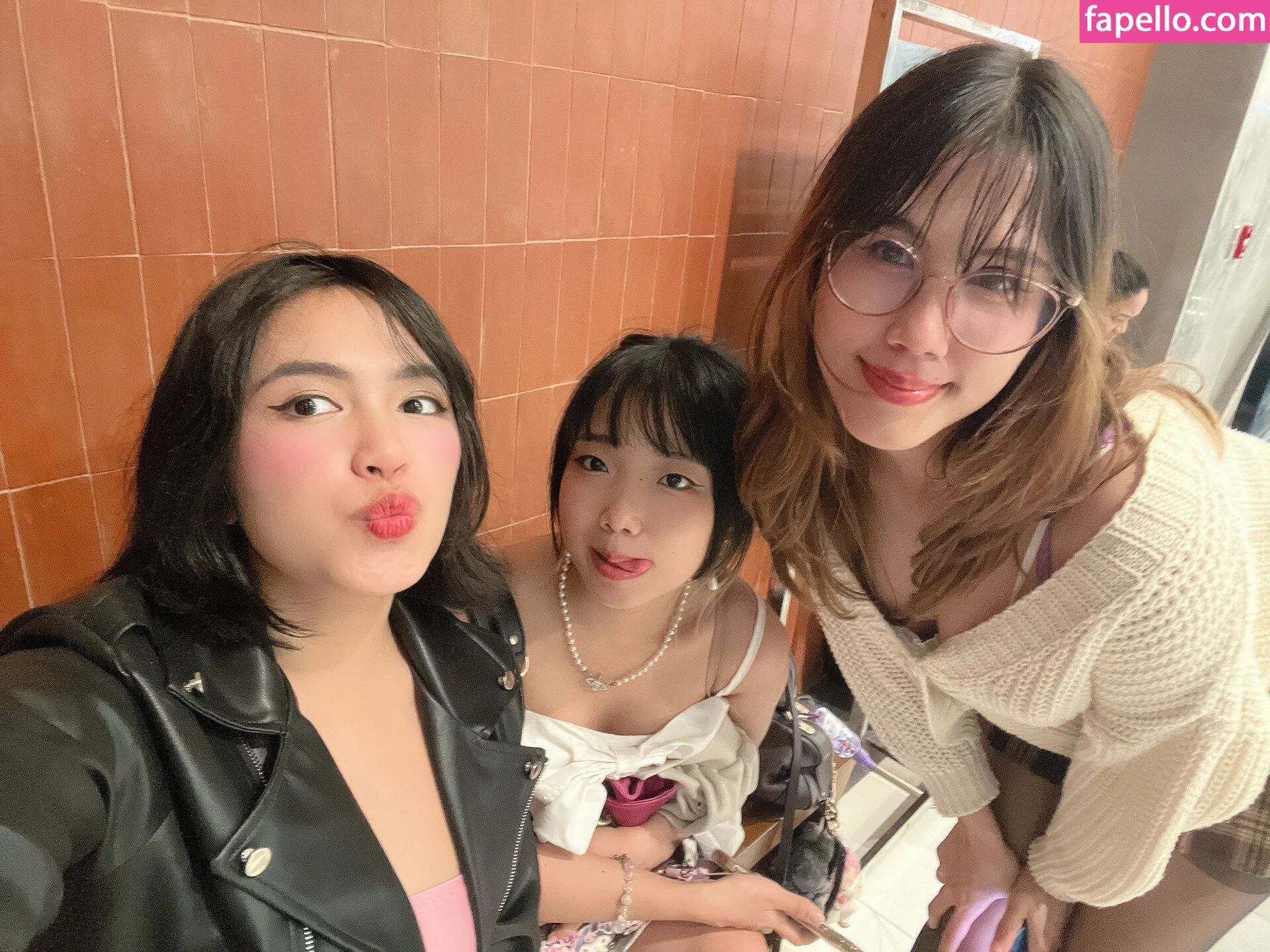 Kura Onee-san Onlyfans Photo Gallery 