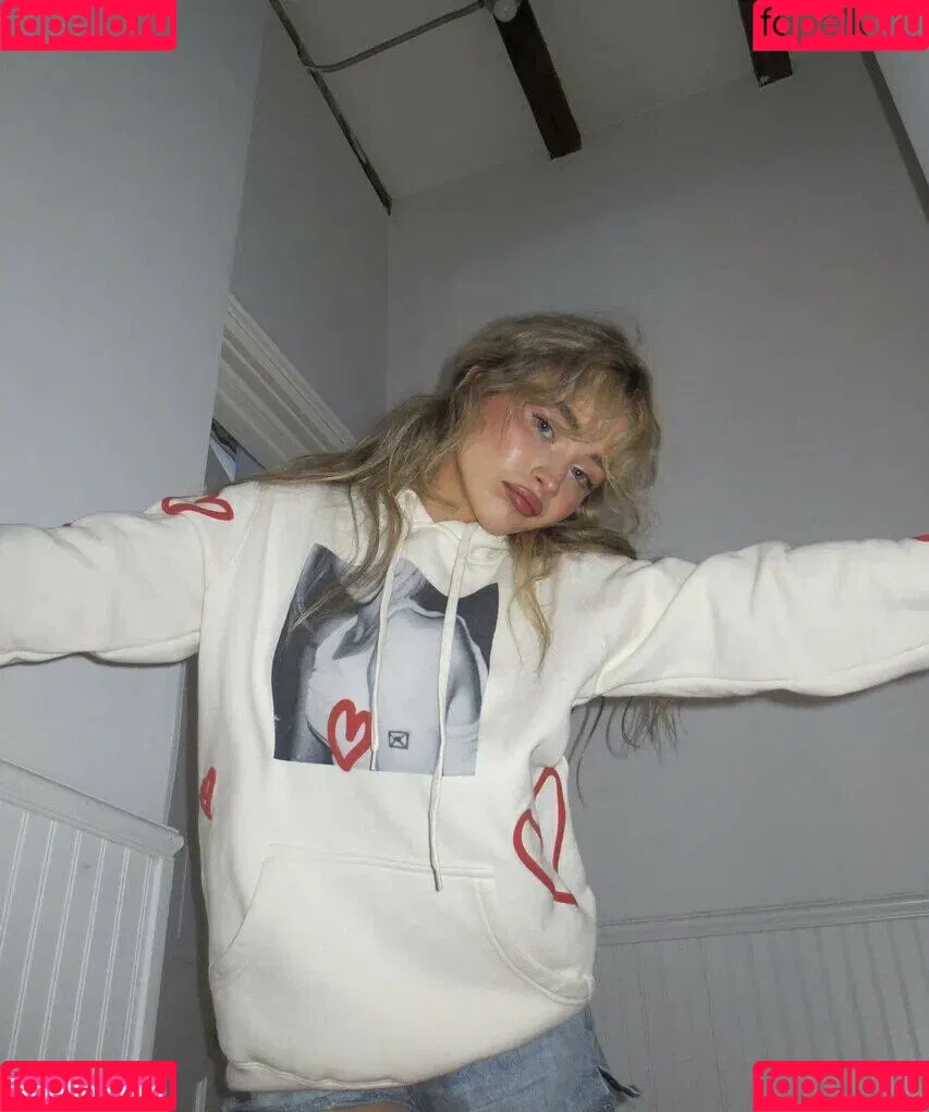 Sabrina Carpenter Onlyfans Photo Gallery 