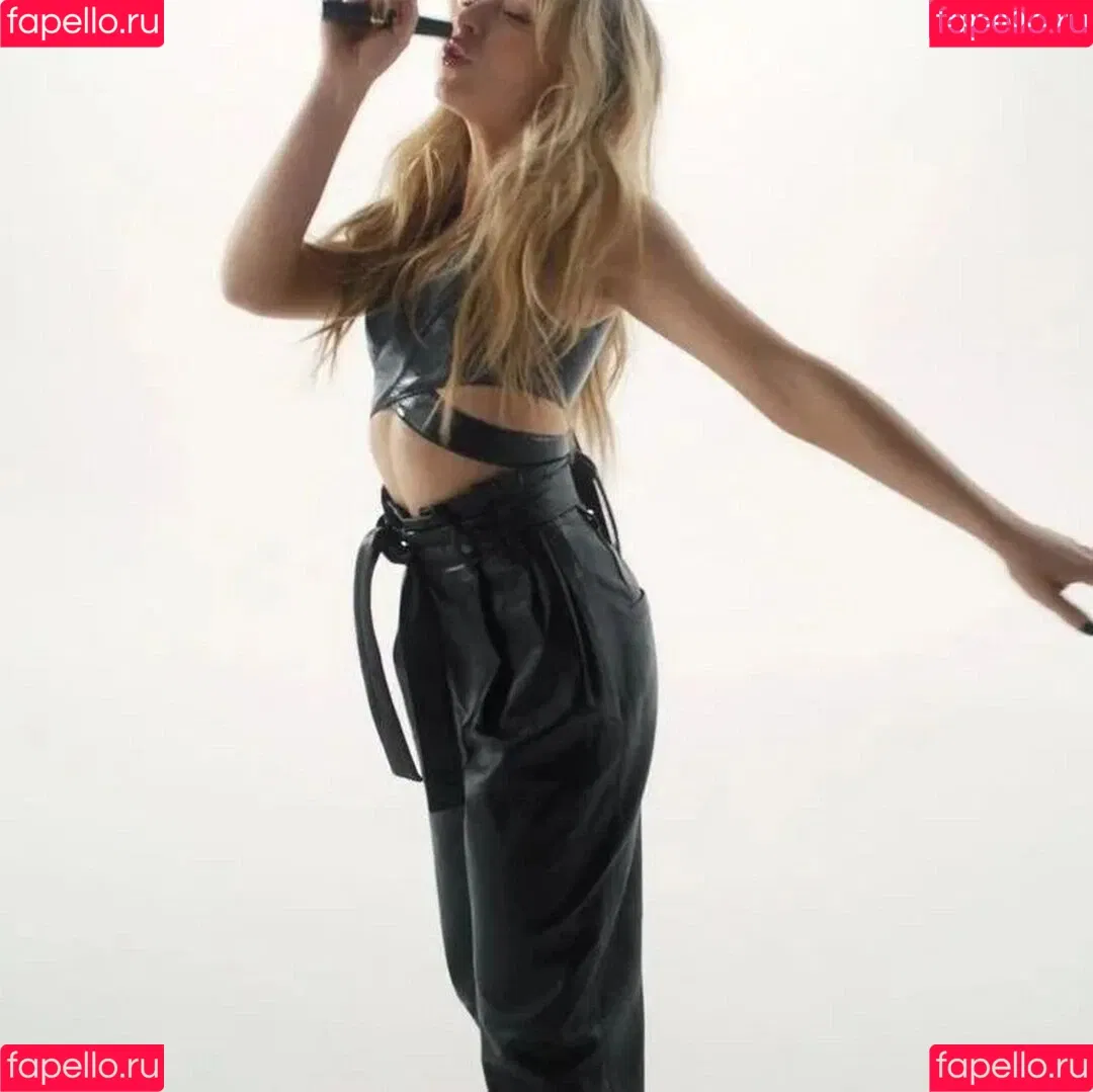 Sabrina Carpenter Onlyfans Photo Gallery 